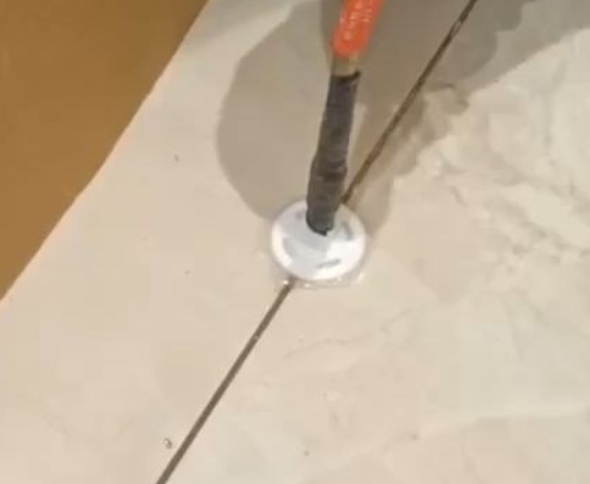 秦安瓷砖空鼓维修公司专业解答瓷砖在铺贴过程中，如果没有涂抹均匀到位的粘结材料（如水泥砂浆或瓷砖胶），可能会导致以下问题