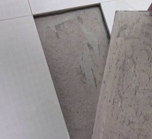 秦安瓷砖空鼓维修公司分享瓷砖铺贴时如果打浆（即涂抹在瓷砖背面和基层上的砂浆或瓷砖胶）过少，会带来以下问题